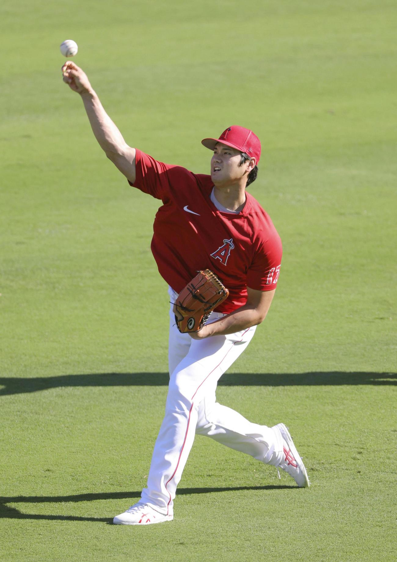 試合前、キャッチボールするエンゼルス・大谷＝アナハイム（共同）