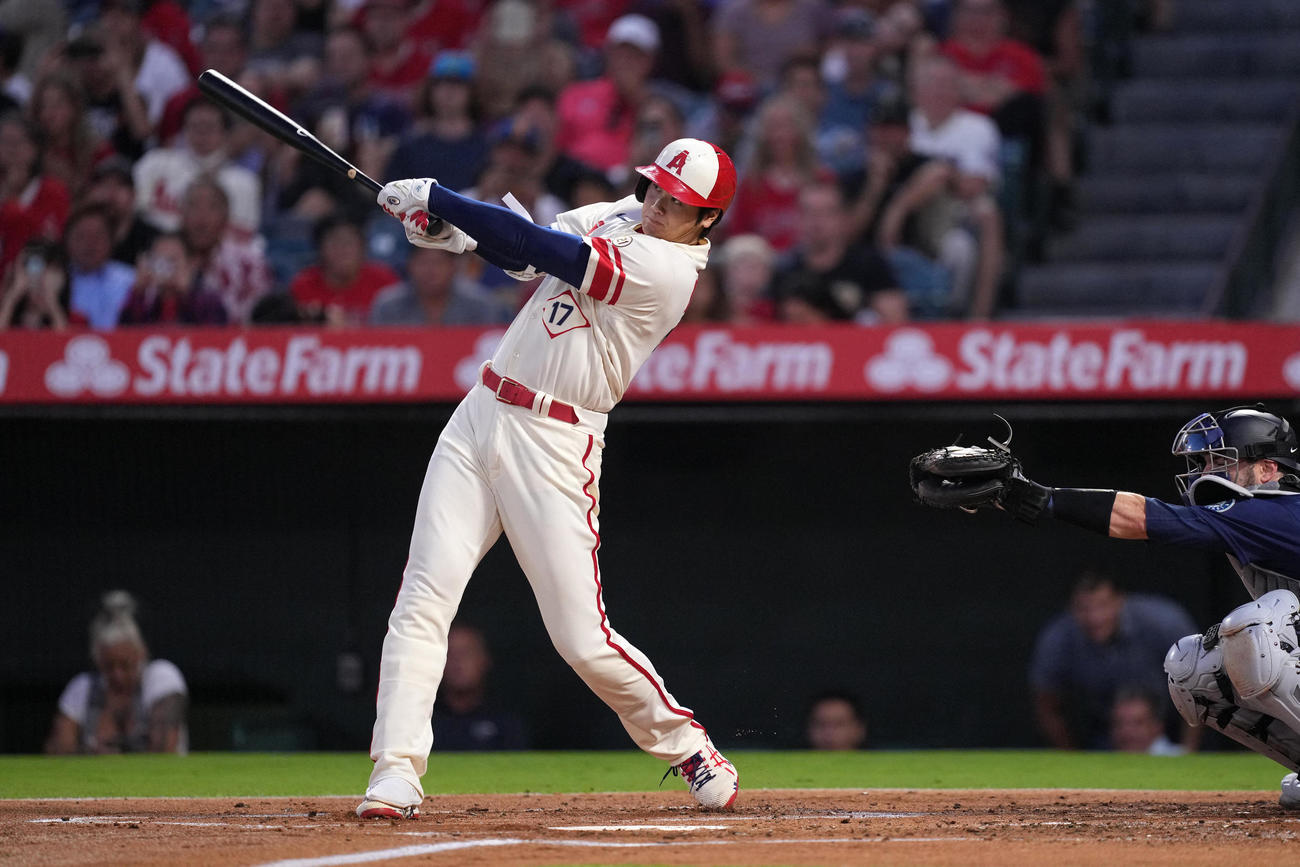 二塁打を放つ大谷翔平（ロイター＝USA TODAY Sports）