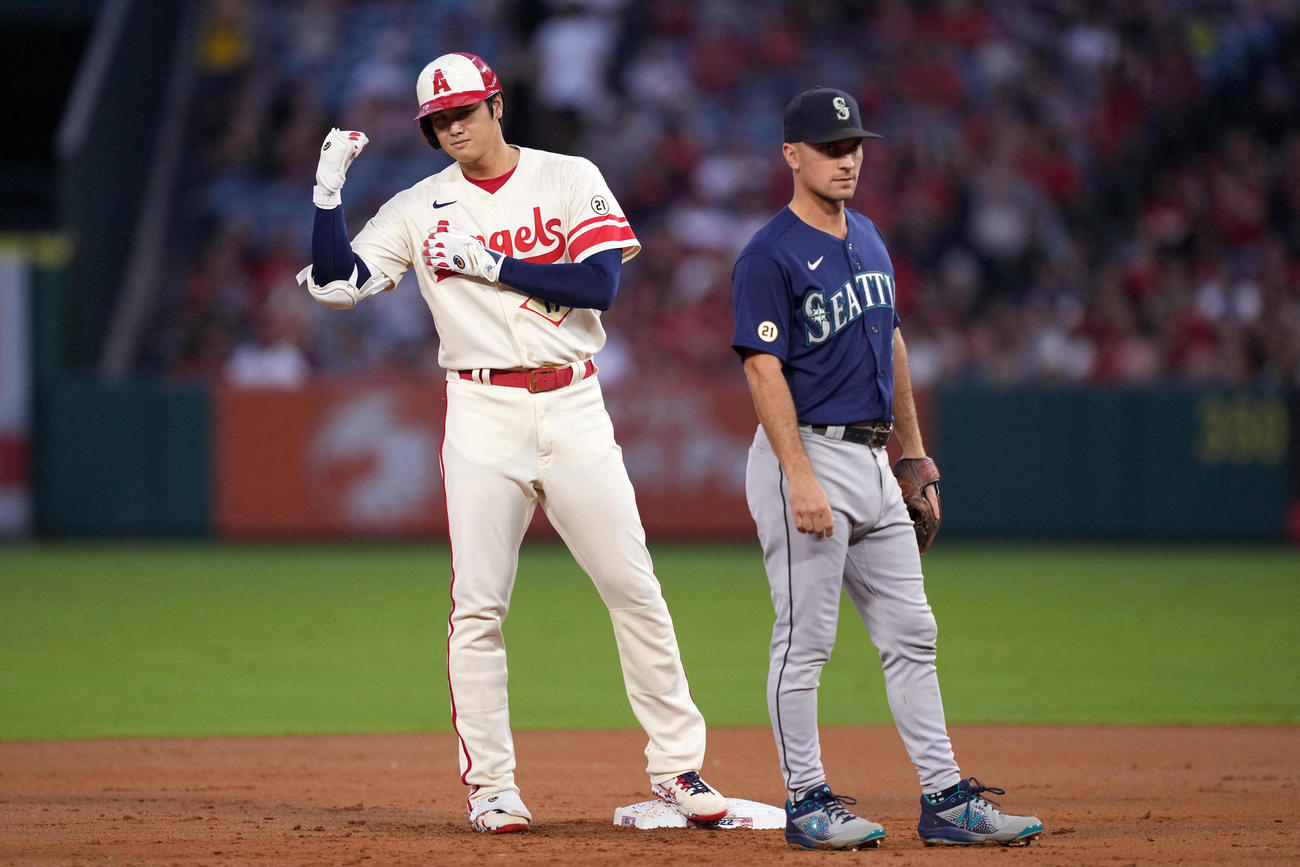 二塁打を放つ大谷翔平（ロイター＝USA TODAY Sports）