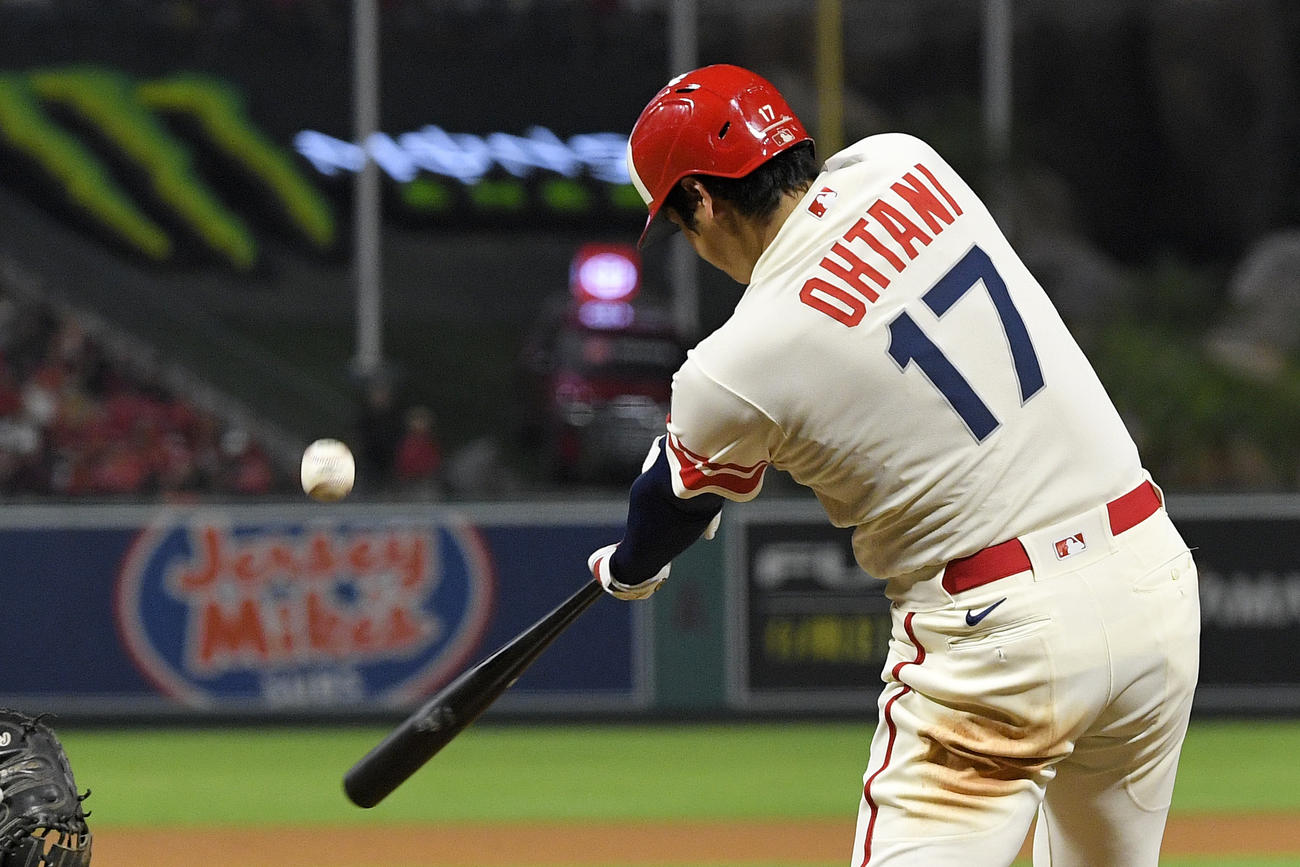 左飛に倒れる大谷翔平（AP）