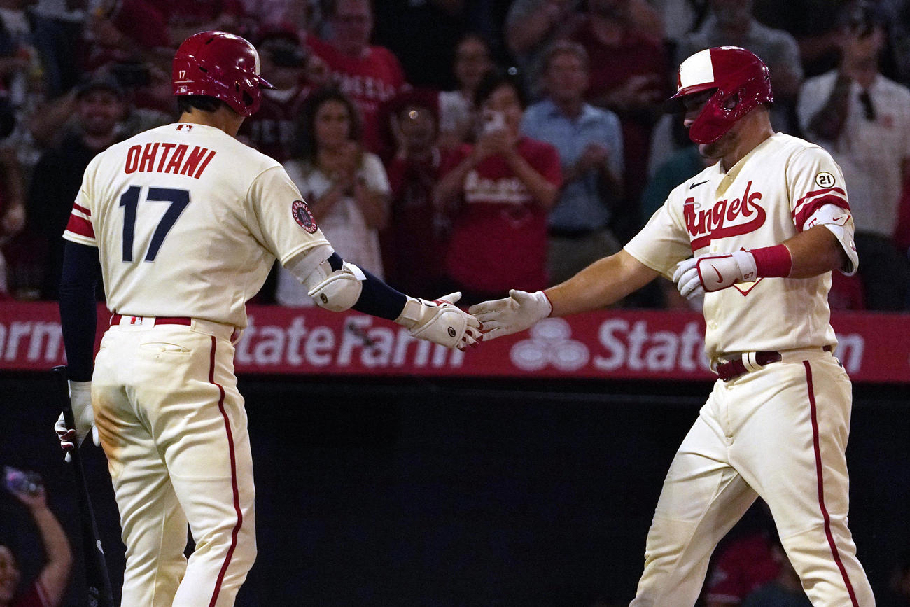 36号を放ったトラウトを出迎える大谷翔平（AP）