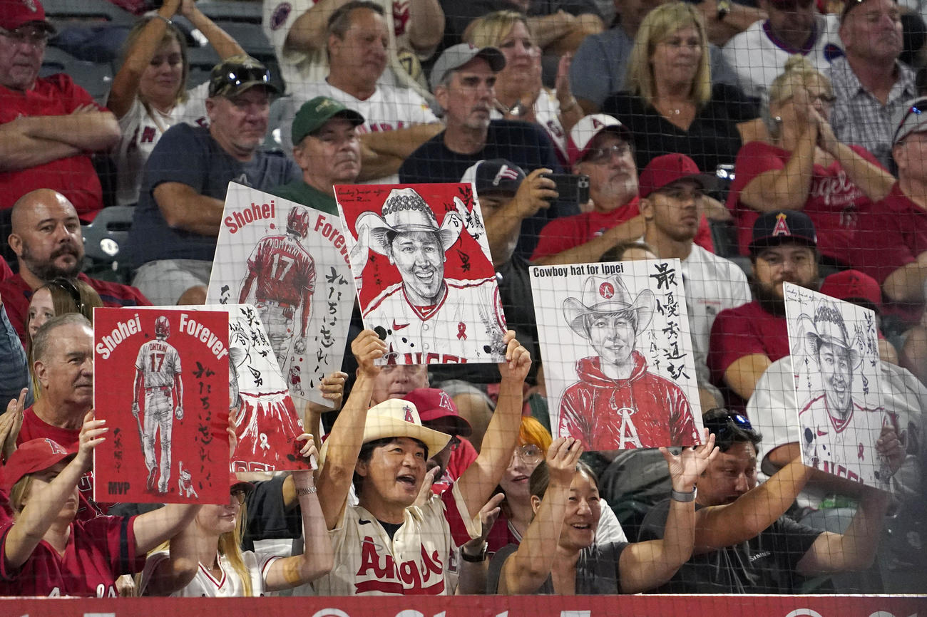 6回、打席に立つエンゼルス大谷翔平と通訳の水原一平のパネルを掲げるファン（AP）