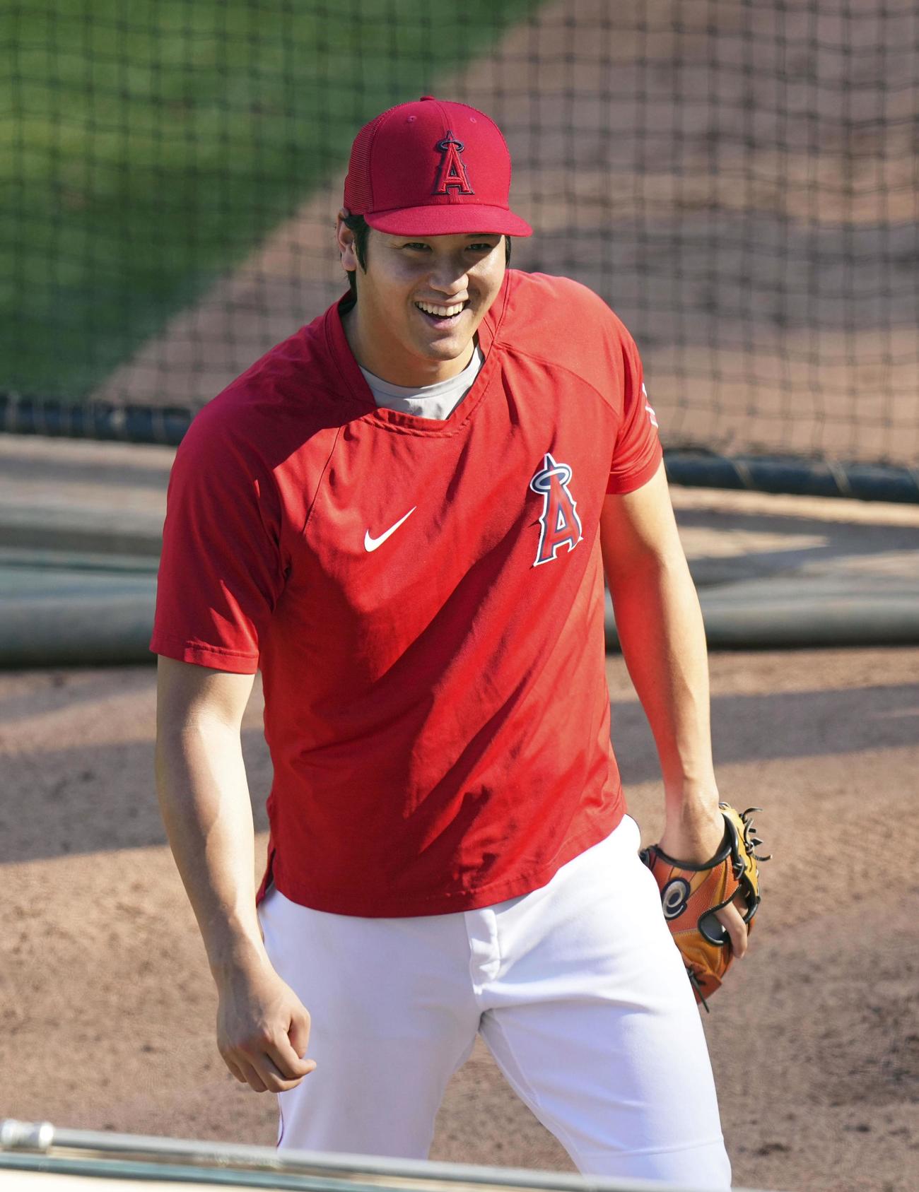 試合前、ブルペンでの投球練習で笑顔を見せるエンゼルス・大谷＝アナハイム（共同）