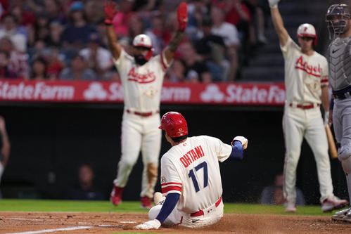 ウォードの2点適時打で生還する大谷翔平（ロイター＝USA TODAY Sports）