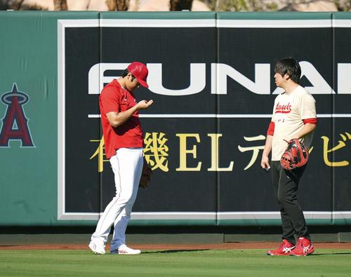 試合前の練習で右手を見るエンゼルス大谷（共同）