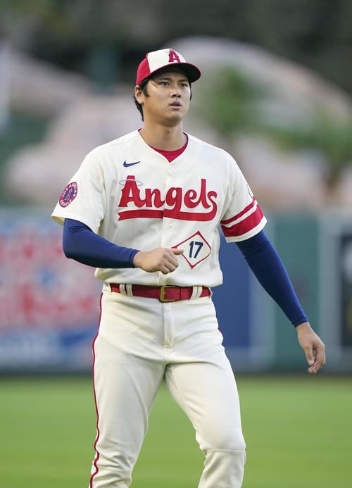 試合前、ウオーミングアップするエンゼルス大谷（共同）