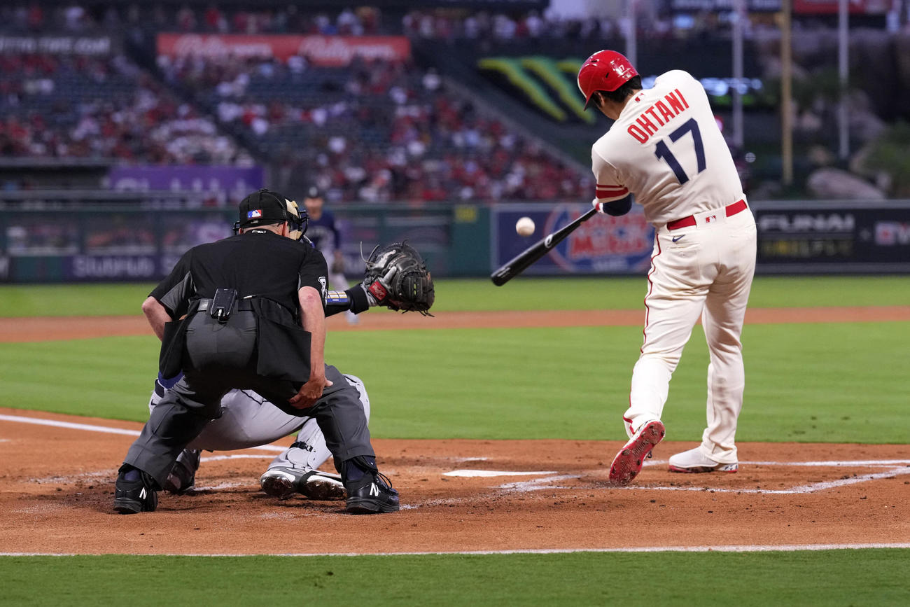 二塁打を放つ大谷翔平（ロイター＝USA TODAY Sports）