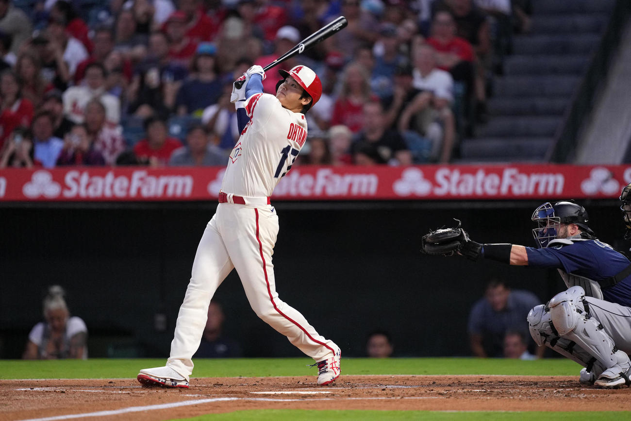 二塁打を放つ大谷翔平（ロイター＝USA TODAY Sports）