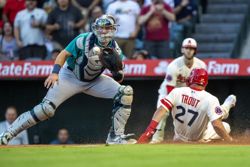 1回、大谷の適時二塁打で生還するトラウト（AP）