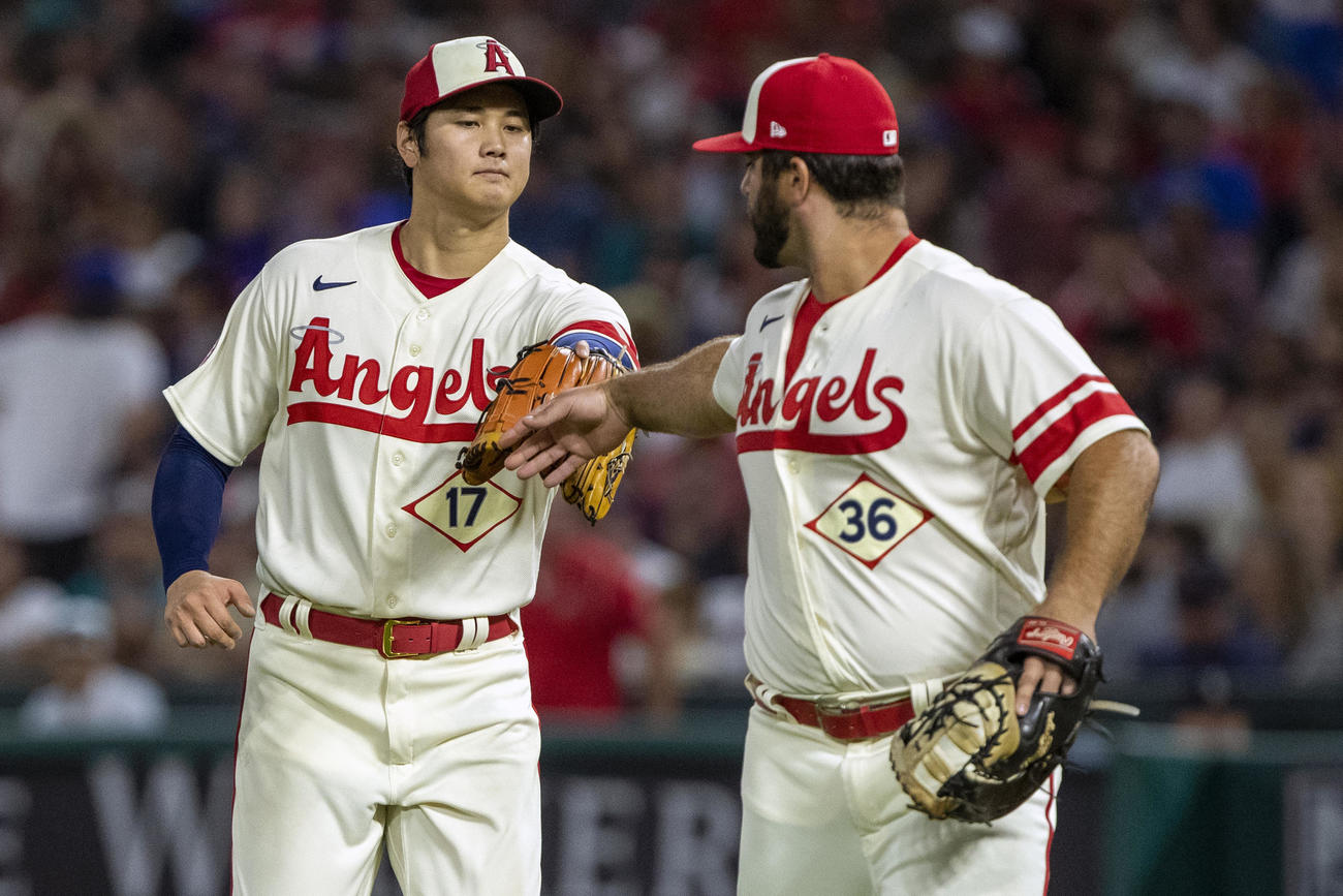 6回、一塁手のフォードとタッチする大谷（AP）