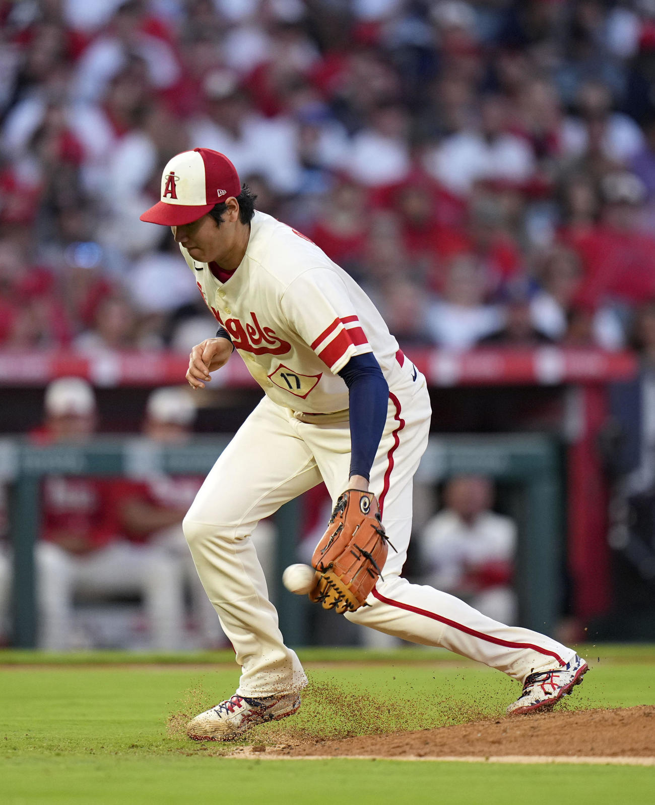 マリナーズ戦の2回、ハガティの投ゴロを好捕するエンゼルス・大谷＝アナハイム（共同）