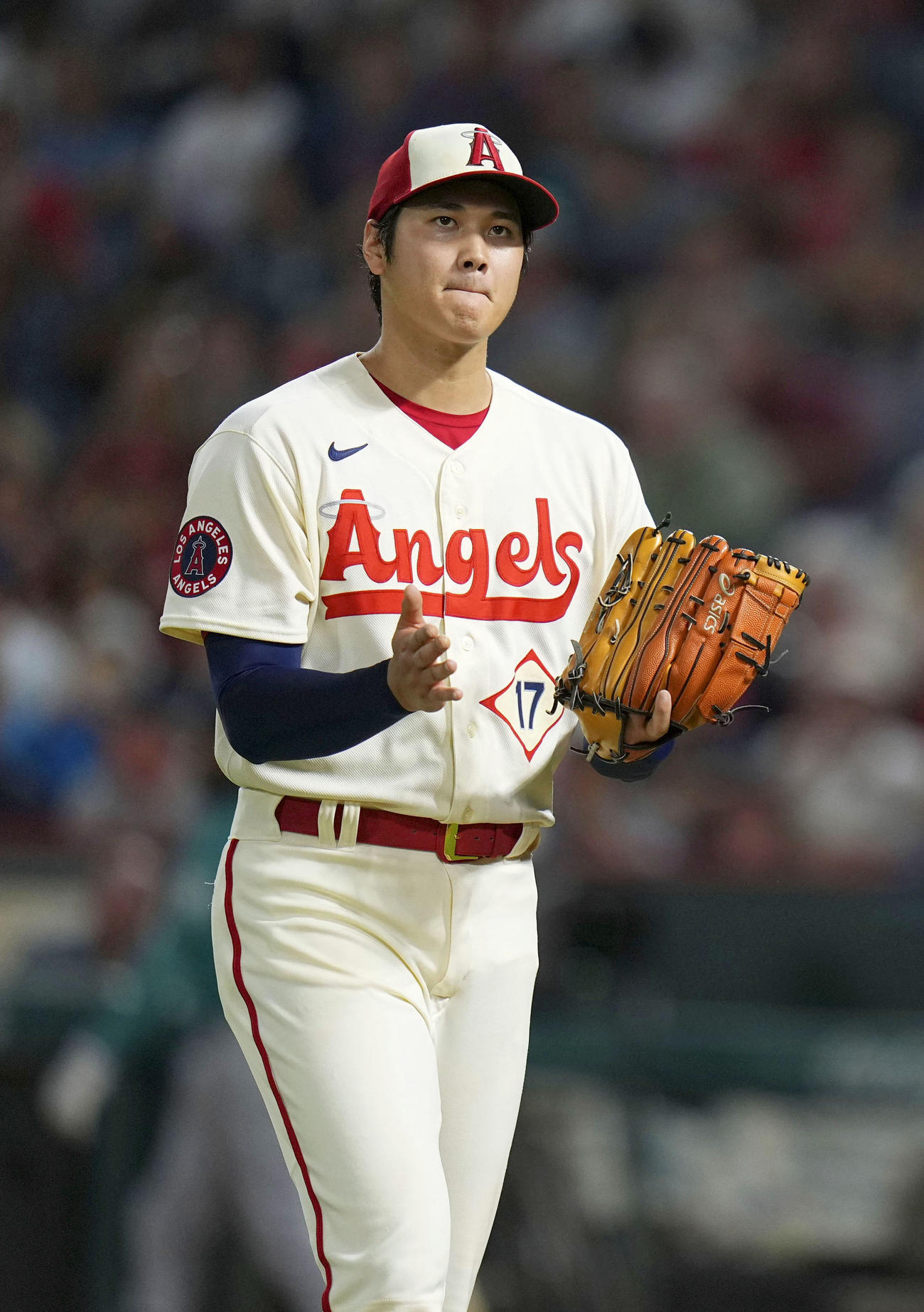 マリナーズ戦の5回の投球を終え、グラブをたたくエンゼルス・大谷＝アナハイム（共同）