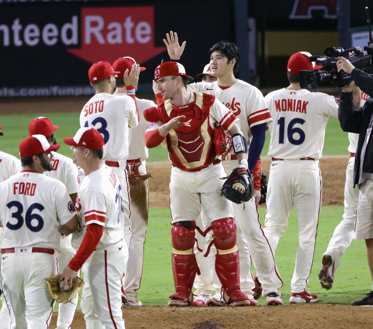 マリナーズに勝利し、チームメートを迎えるエンゼルス・大谷（中央奥）（共同）