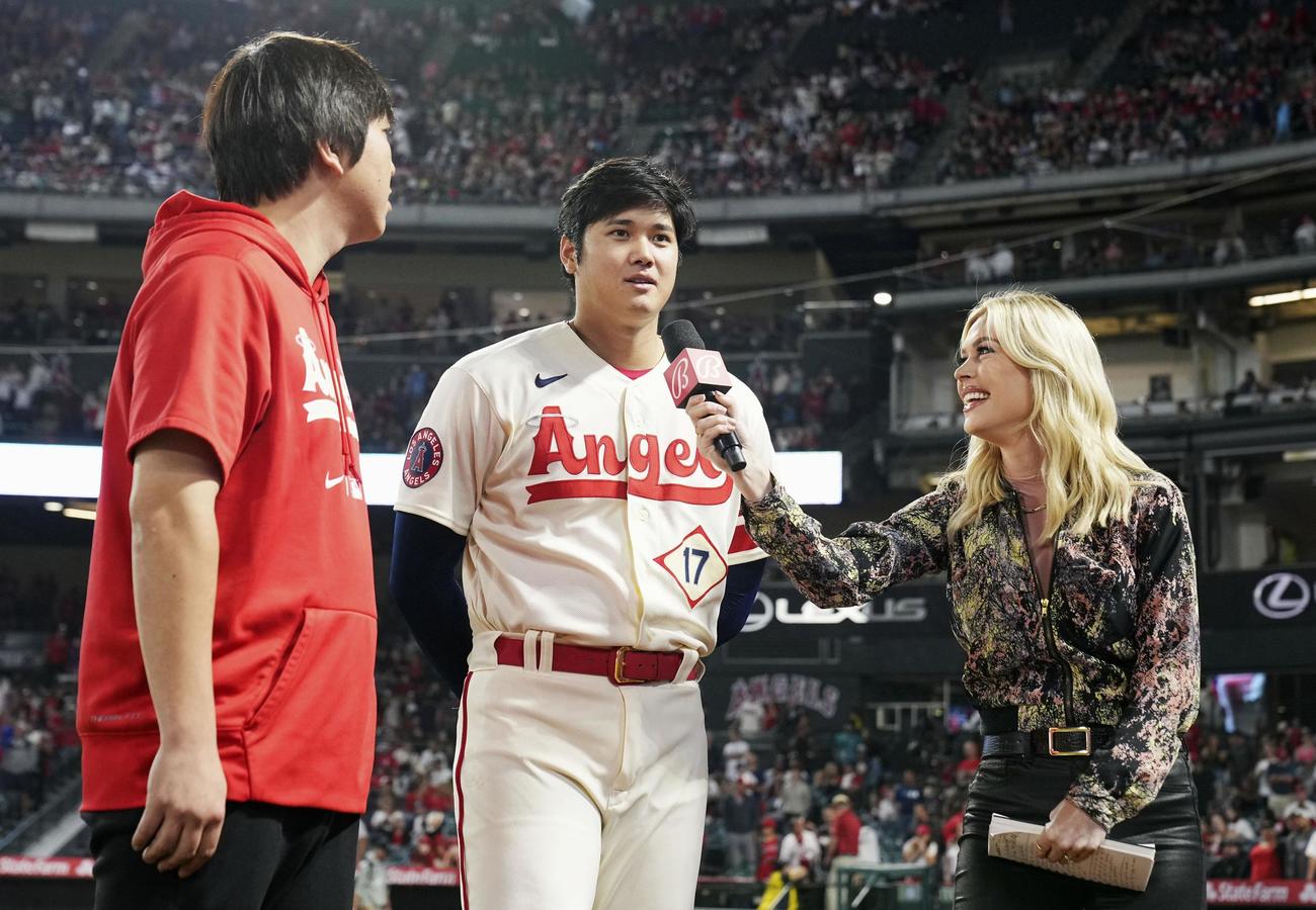 マリナーズ戦で好投し13勝目を挙げ、インタビューを受けるエンゼルス・大谷（共同）
