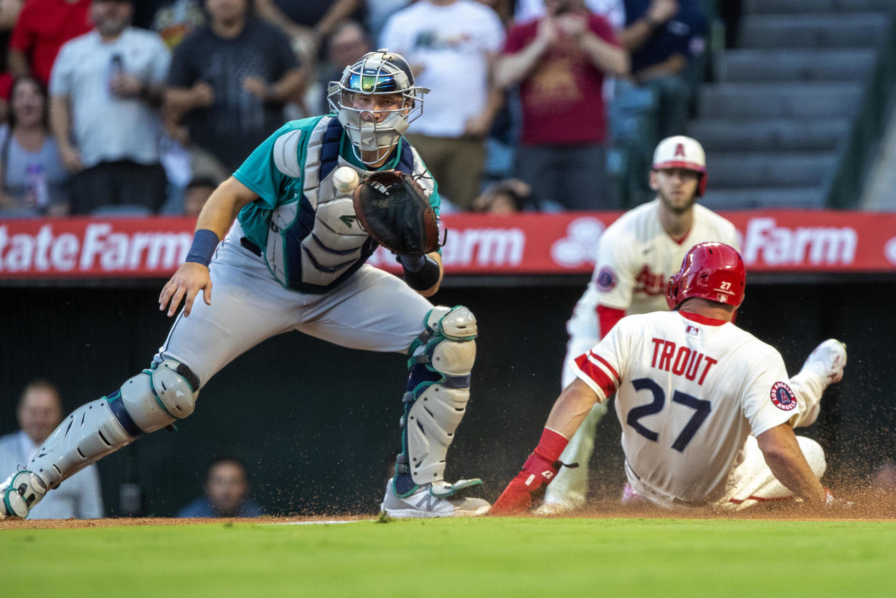 1回、大谷の適時二塁打で生還するトラウト（AP）