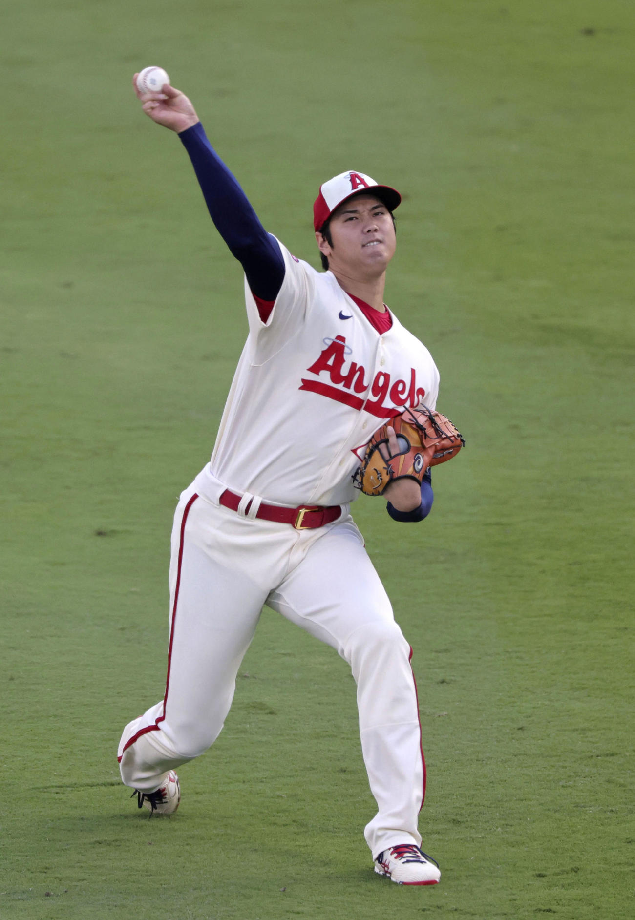 試合前、キャッチボールするエンゼルス・大谷＝アナハイム（共同）