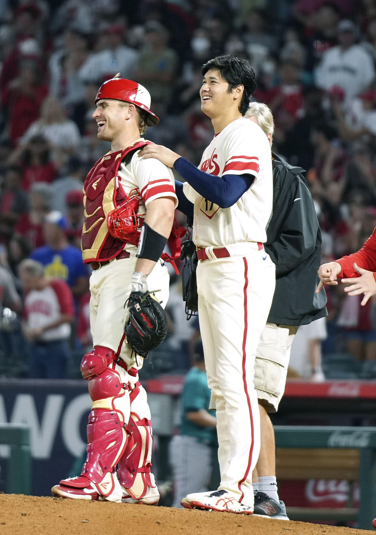 マリナーズに勝利し、笑顔のエンゼルス・大谷（右）（共同）