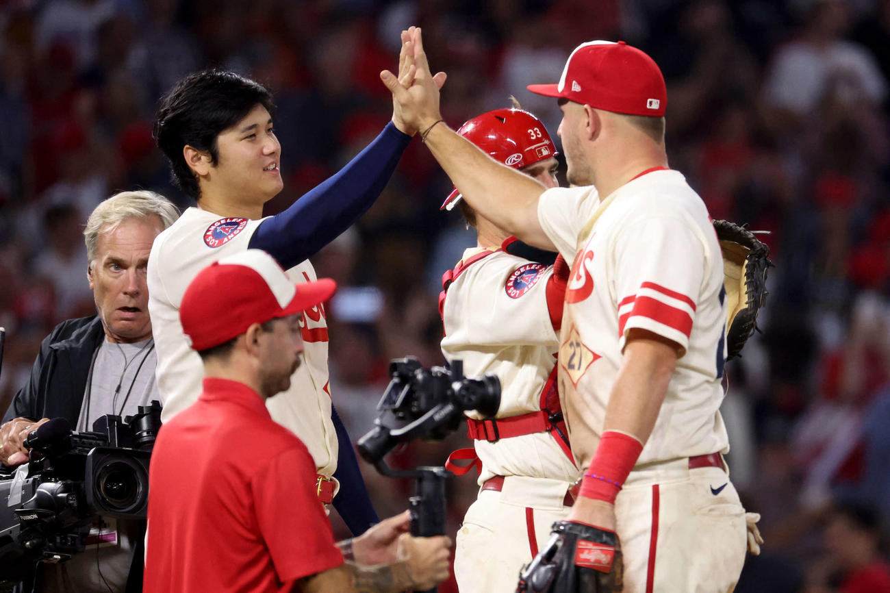 マリナーズ戦に勝利しトラウト（右）とハイタッチするエンゼルス大谷（左）（USA TODAY）