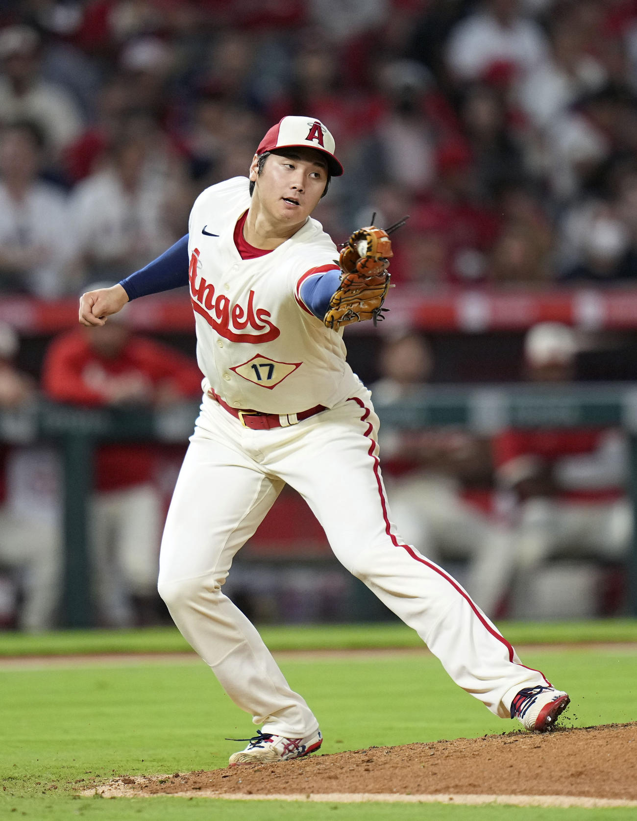 マリナーズ戦の4回、サンタナの投直を好捕するエンゼルス・大谷＝アナハイム（共同）