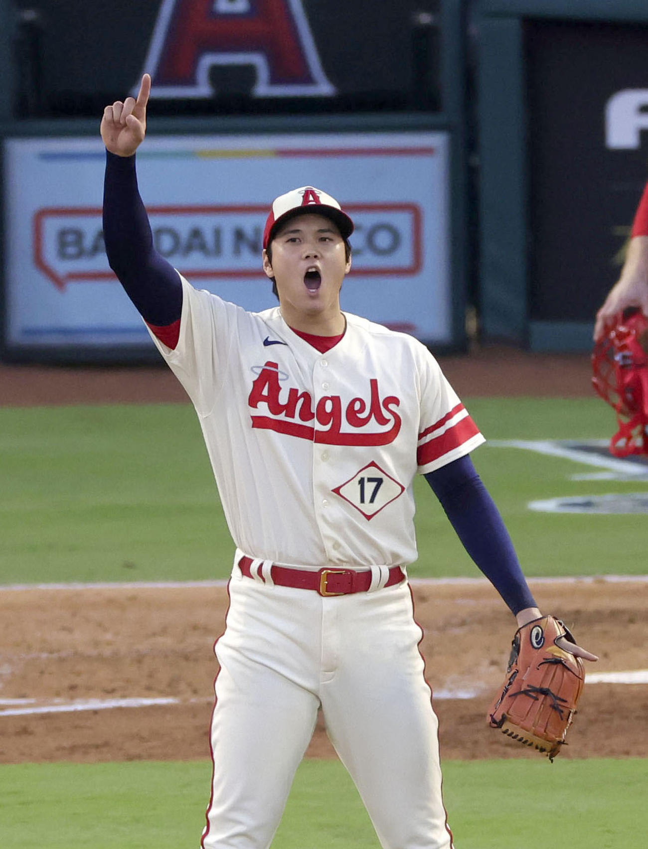 マリナーズ戦の2回、フレージャーの遊ゴロで好守備に声を上げるエンゼルス・大谷（共同）
