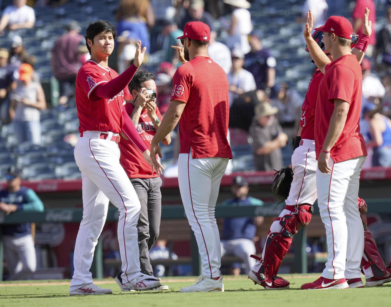 マリナーズに勝利し、タッチを交わすエンゼルス・大谷（左）＝アナハイム（共同）