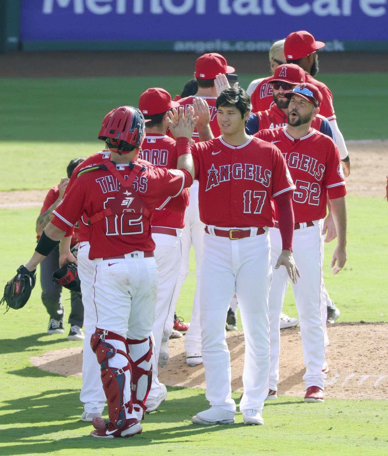 マリナーズに勝利し、チームメートを迎えるエンゼルス・大谷（17）＝アナハイム（共同）