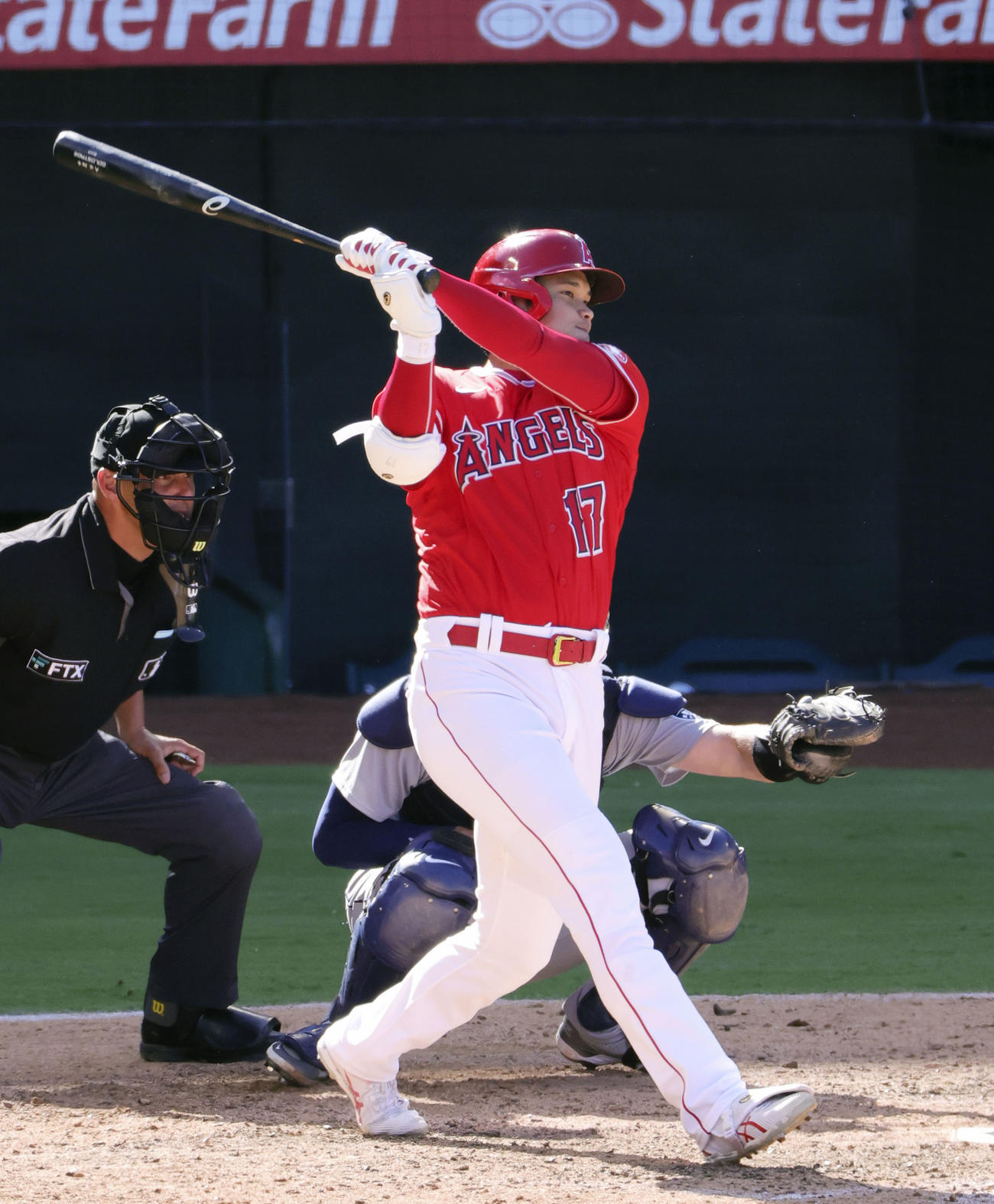 マリナーズ戦の8回、中前打を放つエンゼルス・大谷＝アナハイム（共同）
