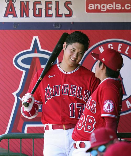 マリナーズ戦のベンチで笑顔を見せるエンゼルス・大谷＝アナハイム（共同）