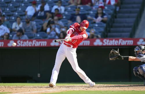 マリナーズ戦の8回、中前打を放つエンゼルス・大谷＝アナハイム（共同）