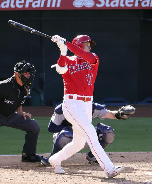 マリナーズ戦の8回、中前打を放つエンゼルス・大谷＝アナハイム（共同）