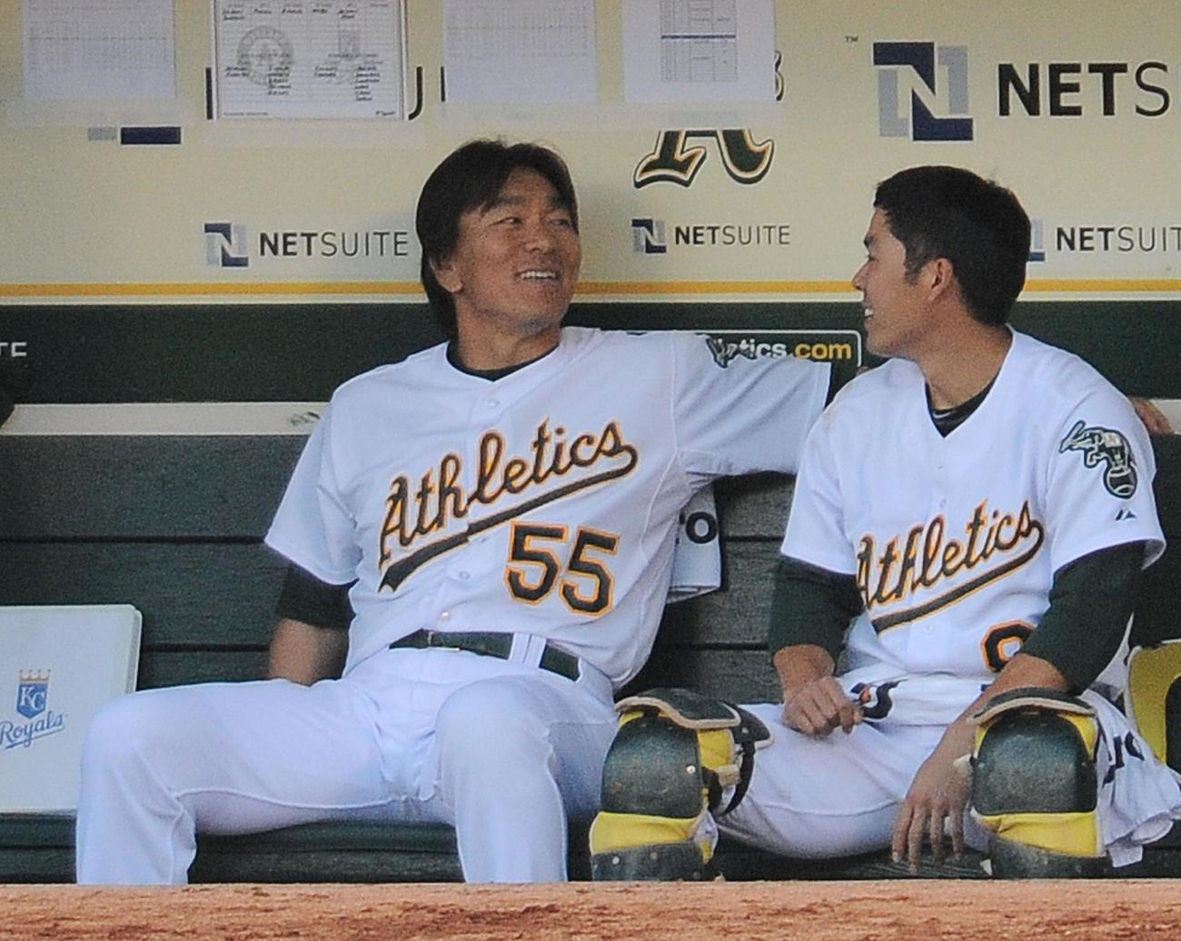 11年6月、本塁打を放ったアスレチックス松井は、ベンチでカート・スズキ（右）と笑顔で話す