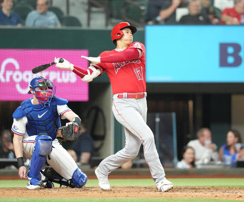 レンジャーズ対エンゼルス　7回表エンゼルス無死、一内野安打を放つ大谷（撮影・菅敏）