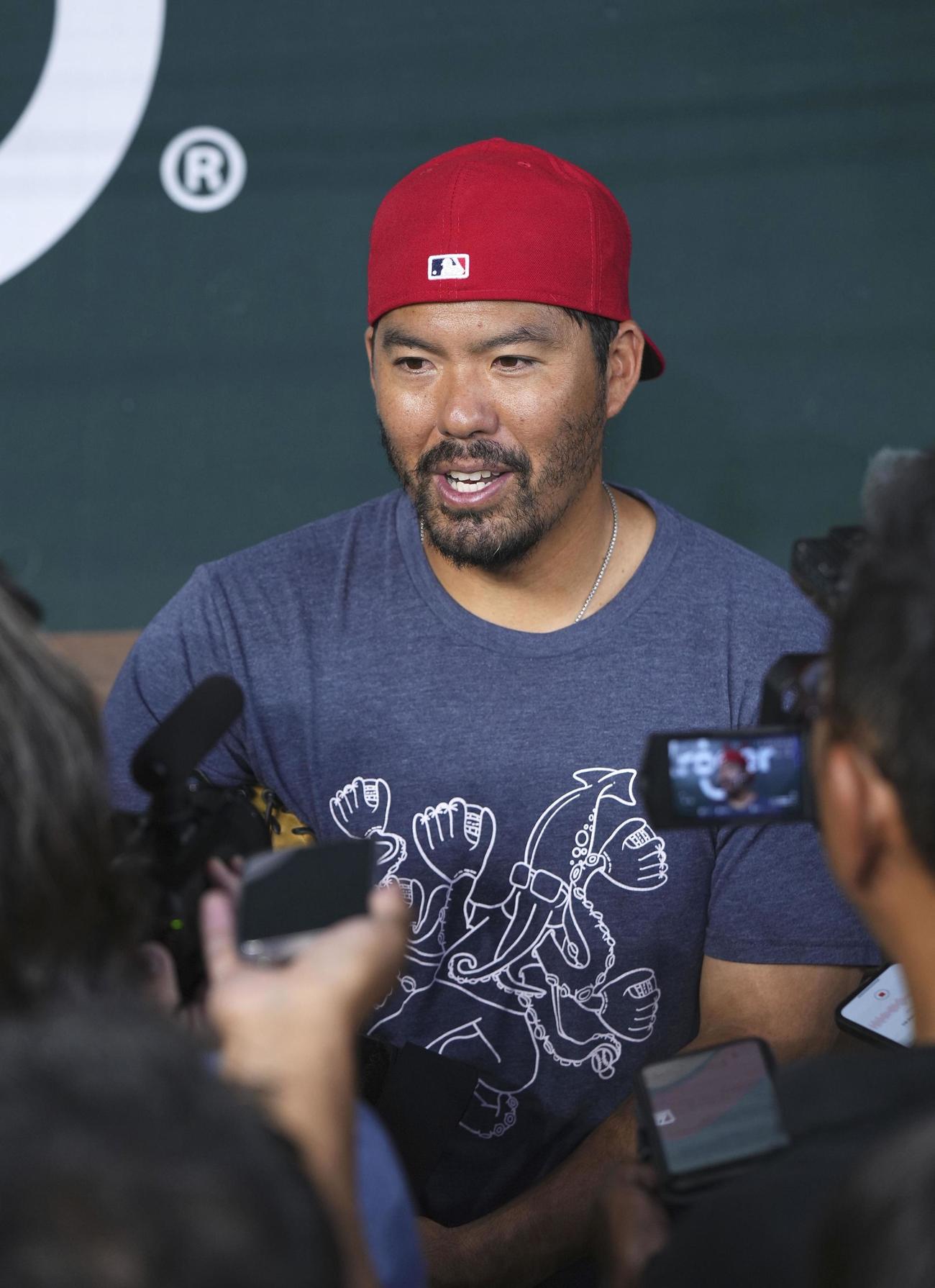 試合前、取材に応じるエンゼルスのスズキ（共同）