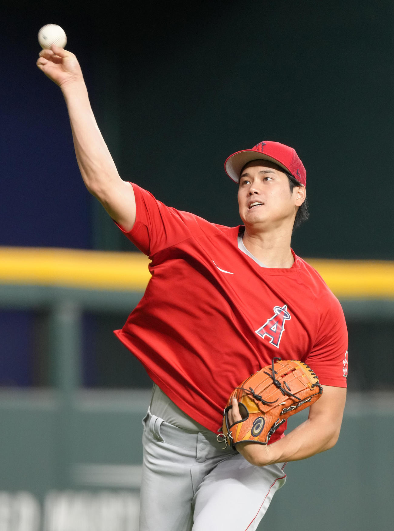 レンジャーズ対エンゼルス　試合前、キャッチボールで調整するエンゼルス大谷（撮影・菅敏）