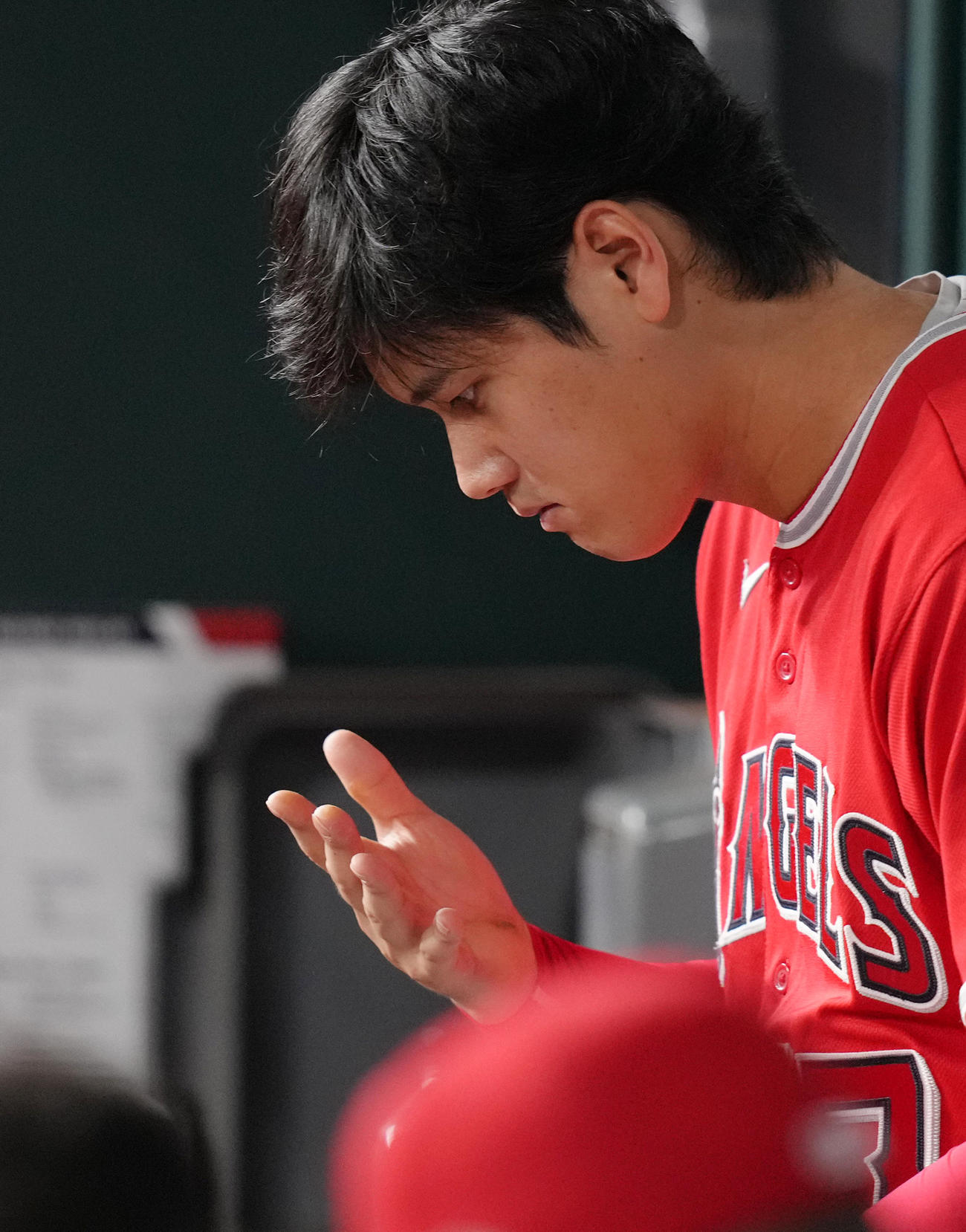 レンジャーズ対エンゼルス　試合中、ベンチで右手を見つめる大谷（撮影・菅敏）
