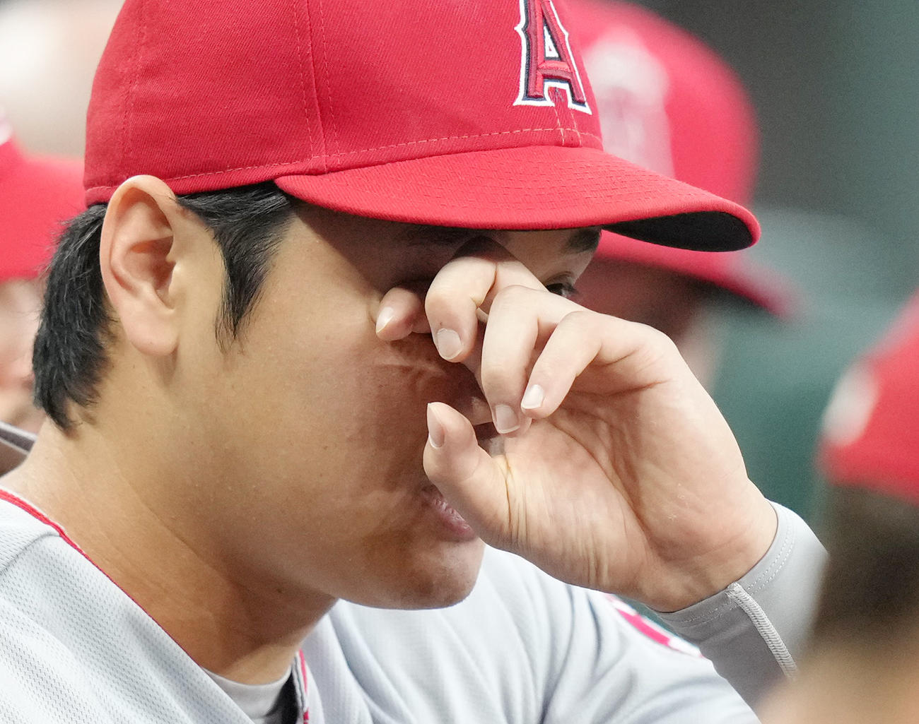 レンジャーズ対エンゼルス　試合中、ベンチで目をこする大谷（撮影・菅敏）