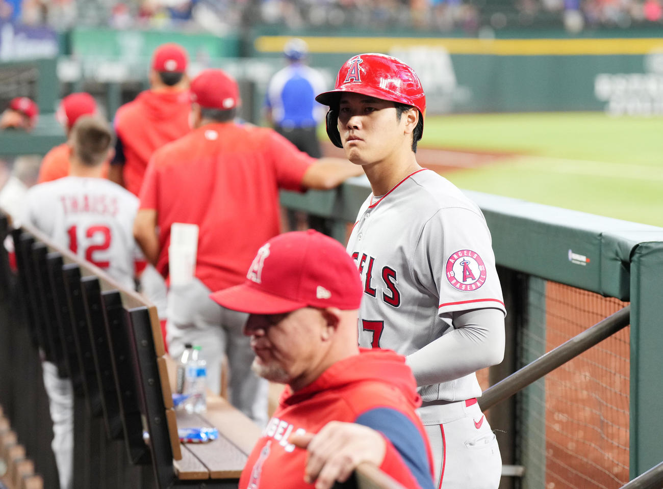 レンジャーズに敗れ、二塁残塁に終わった大谷（右）は、浮かない表情で引き揚げる（撮影・菅敏）