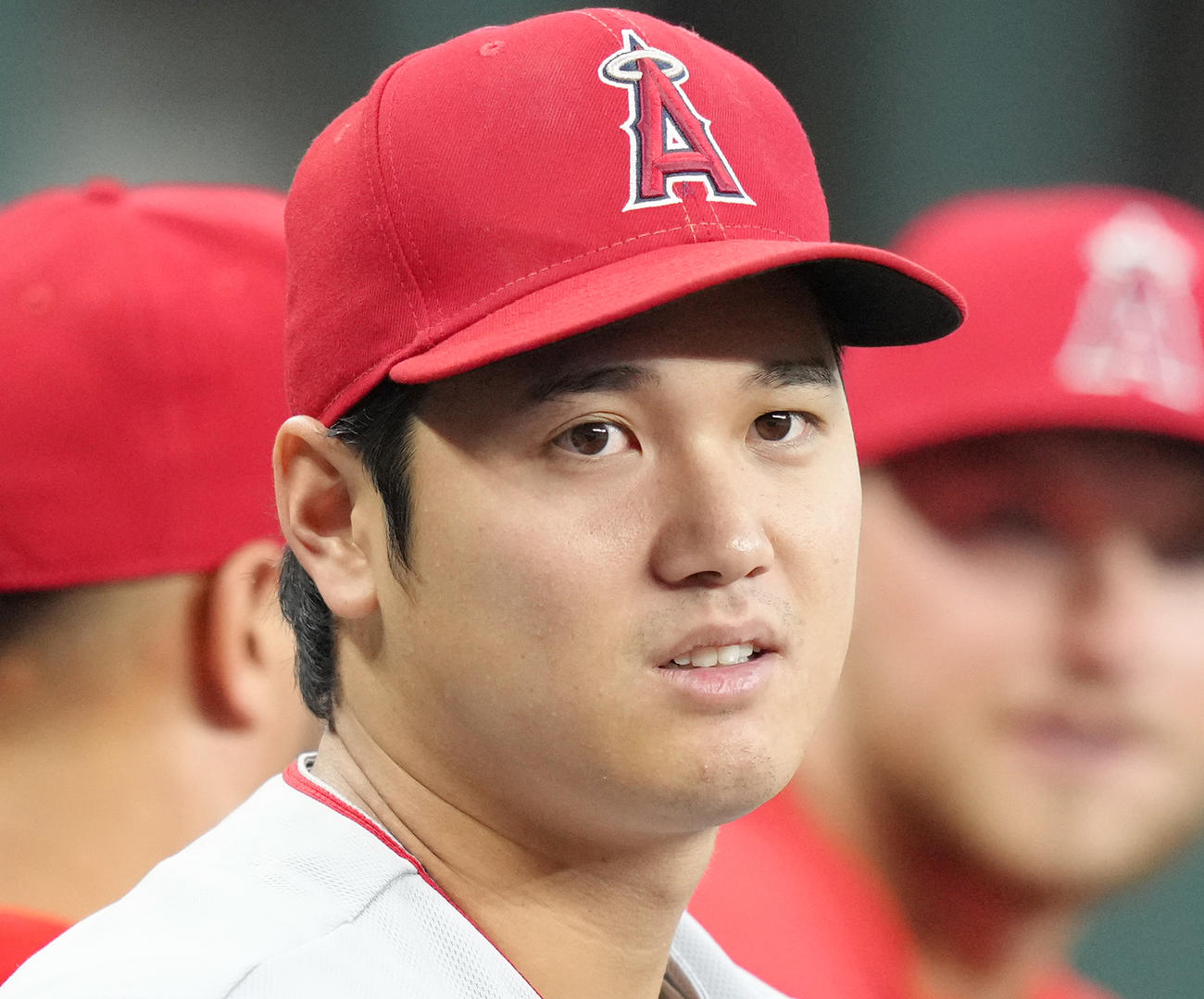 レンジャーズ対エンゼルス　試合中、ベンチで目をこすり、二重まぶたの大谷（撮影・菅敏）