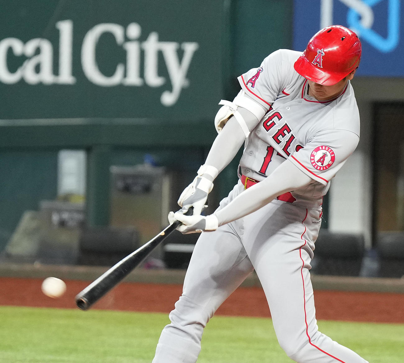 レンジャーズ対エンゼルス　9回表エンゼルス1死、代打で出場し、右翼線二塁打を放つ大谷（撮影・菅敏）