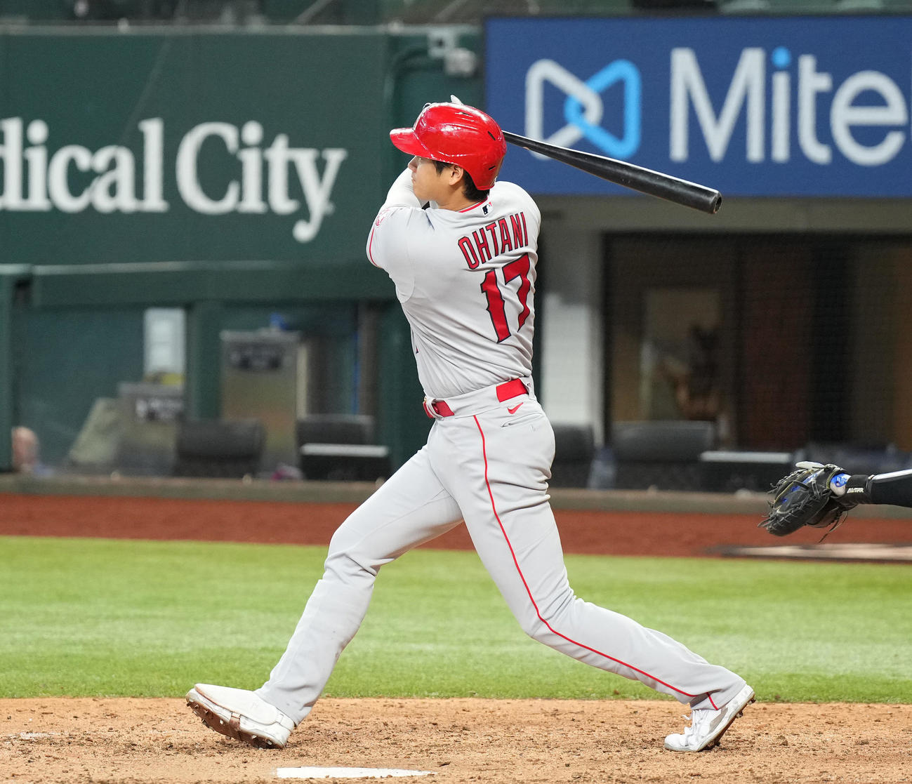 レンジャーズ対エンゼルス　9回表エンゼルス1死、代打で出場し、右翼線二塁打を放つ大谷（撮影・菅敏）