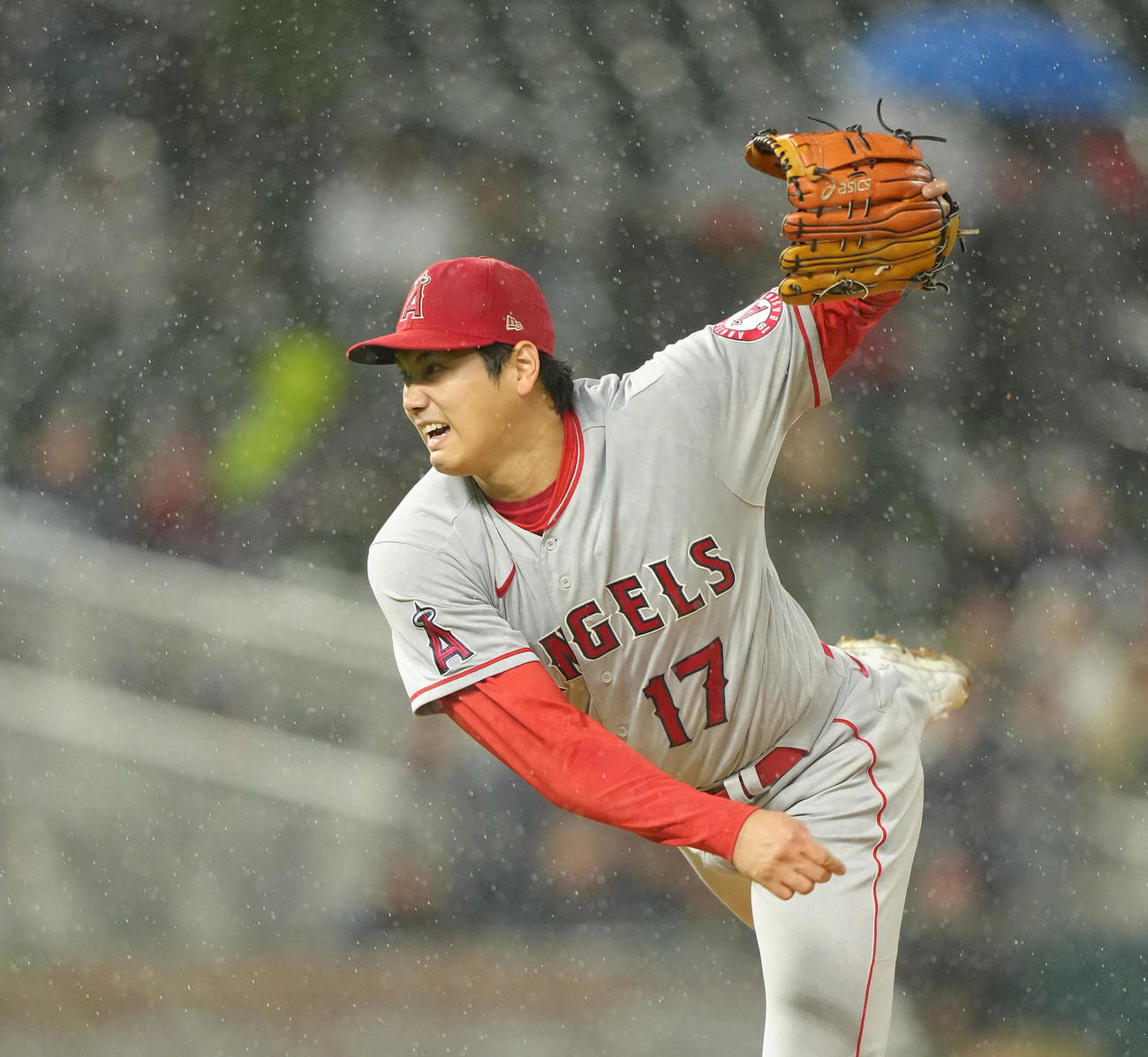 ツインズ対エンゼルス　先発し、雨の中で力投する大谷（撮影・菅敏）