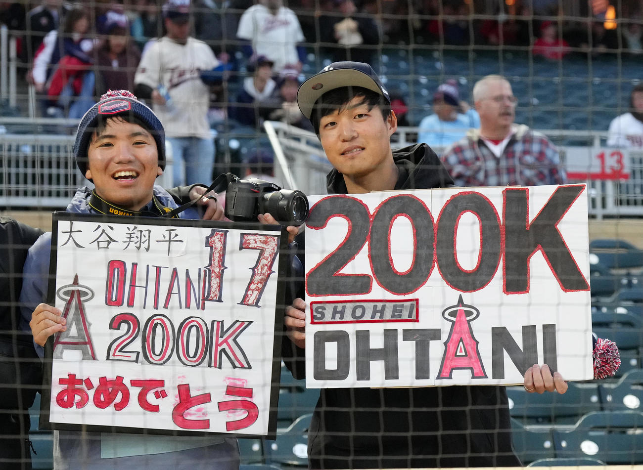 ツインズ対エンゼルス　大谷翔平に声援を送るファン（撮影・菅敏）