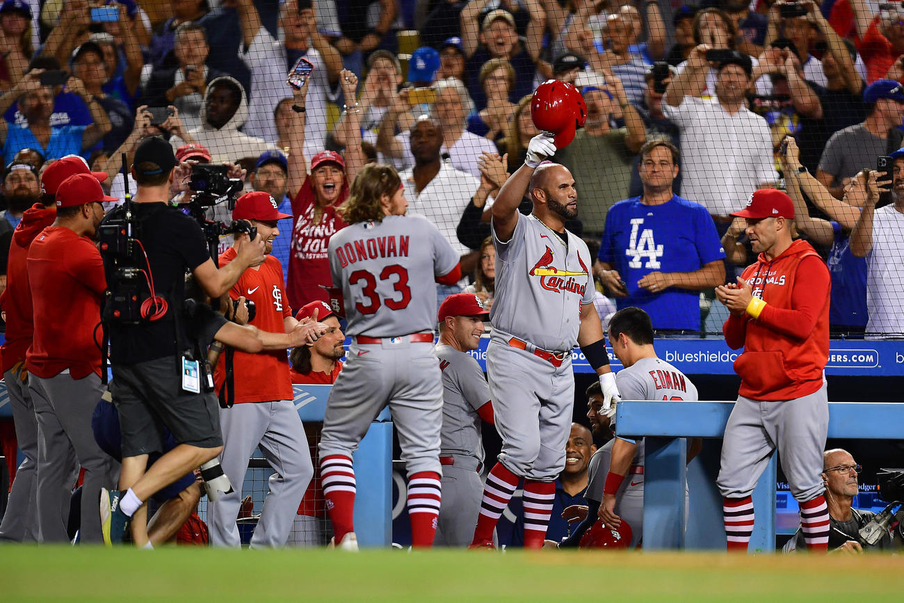 ドジャース戦の4回、通算700号本塁打を放ち、スタンドの歓声に応えるプホルス（USA TODAY＝ロイター）