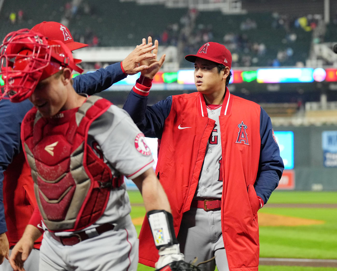 ツインズ対エンゼルス　今季14勝目を挙げ、ナインとタッチをする大谷（右）（撮影・菅敏）