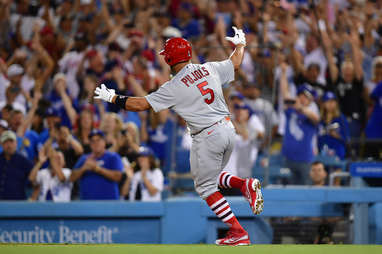 ドジャース戦の4回、通算700号本塁打を放ち、スタンド総立ちの中、ベースを回るプホルス（USA TODAY＝ロイター）