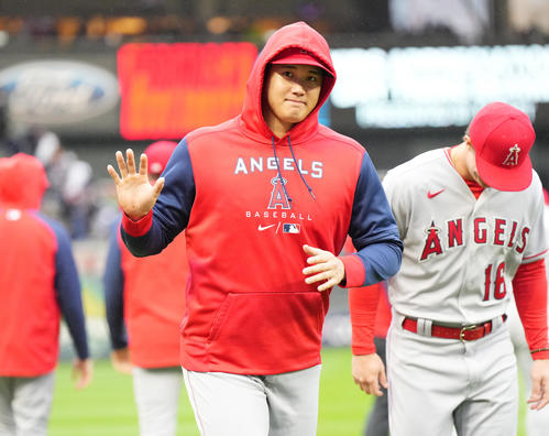 ツインズ対エンゼルス　試合前、ファンの声援に応える大谷（撮影・菅敏）