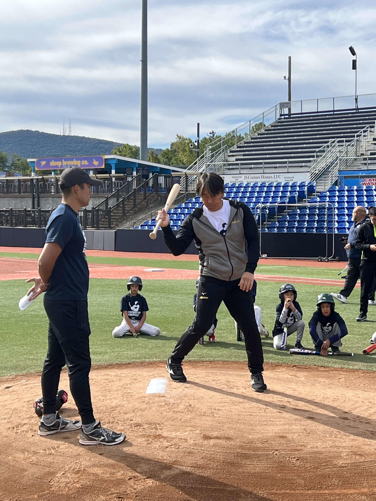 子供たちの前で、打撃フォームの基本を指導する松井氏。