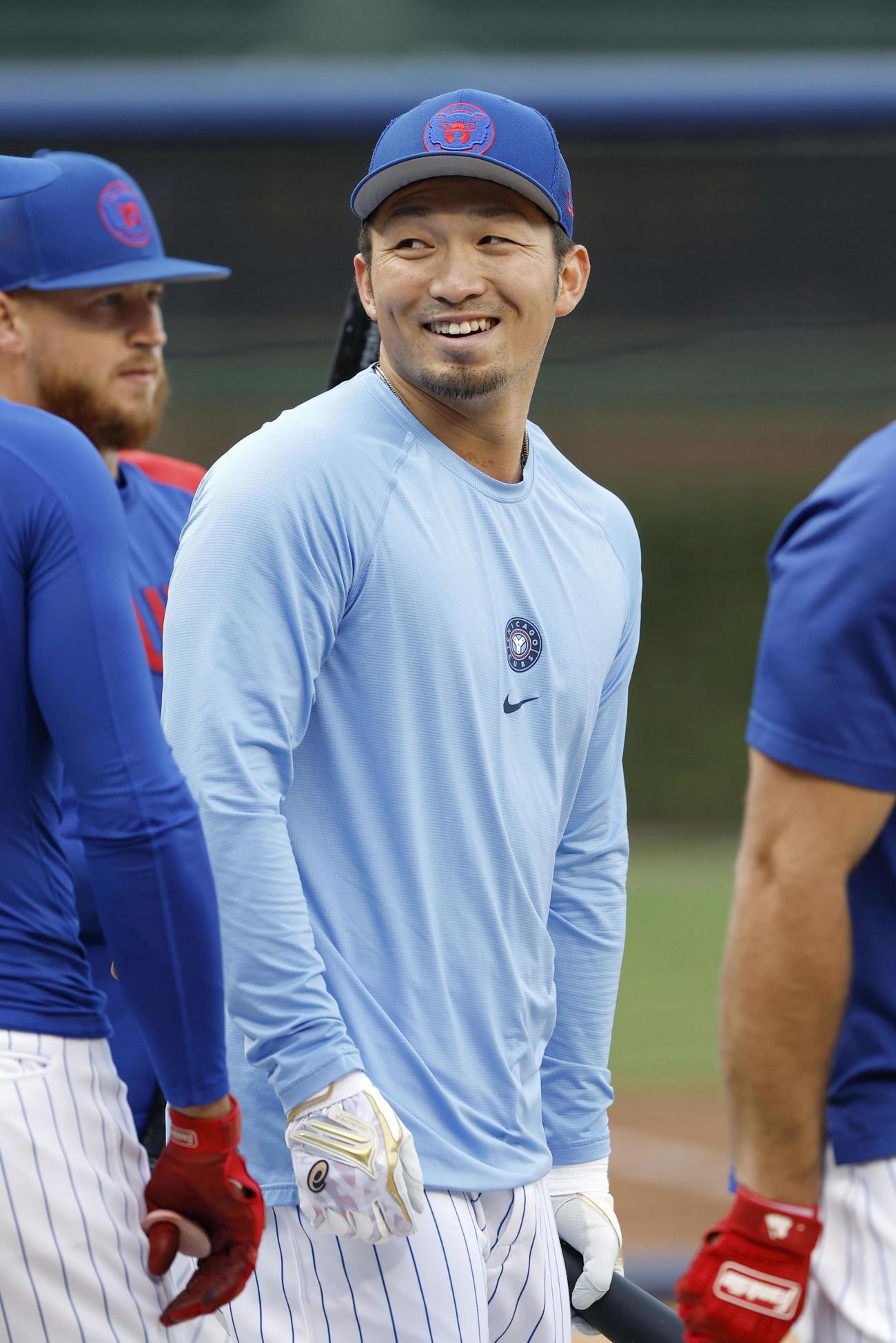 産休制度「父親リスト」などに入っていたが復帰し、練習中に笑顔を見せるカブス鈴木（共同）