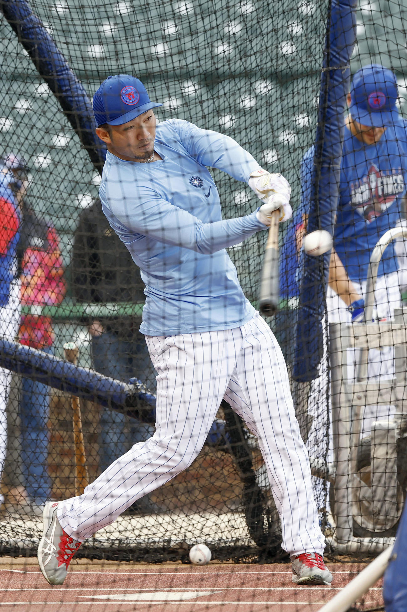 産休制度「父親リスト」などに入っていたが復帰し、試合前に打撃練習するカブス鈴木（共同）