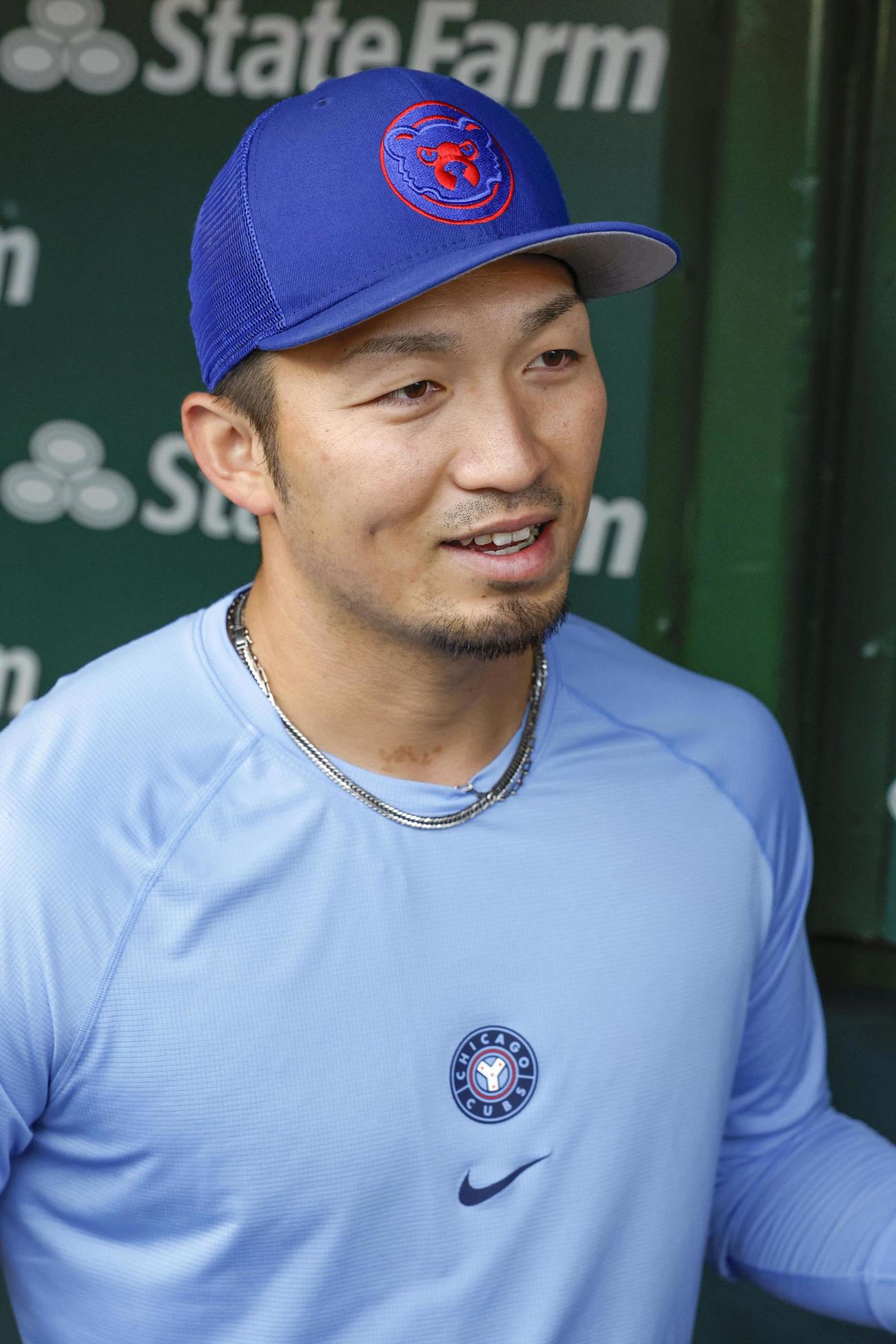 産休制度「父親リスト」などに入っていたが復帰し、報道陣に笑顔で対応するカブス鈴木（共同）